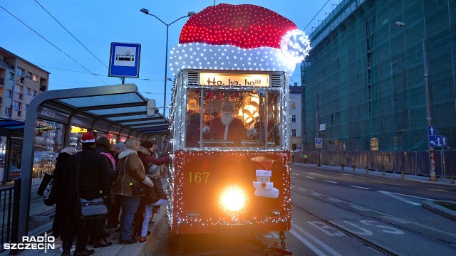 Świąteczny tramwaj wyjechał w czwartek na szczecińskie torowiska. To z okazji przypadających 6 grudnia Mikołajek. Przystrojony świątecznymi lampkami 50-letni skład poprowadził sam Mikołaj.