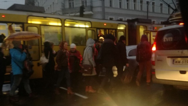 Na skrzyżowaniu ulic Bohaterów Warszawy z Jagiellońską z samochodem osobowym zderzył się tramwaj linii 7, jadący w stronę prawobrzeża.