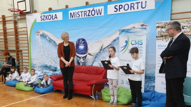Przedszkolaki i uczniowie z najmłodszych klas Centrum Mistrzostwa Sportowego w Szczecinie przepytali Otylię Jędrzejczak.