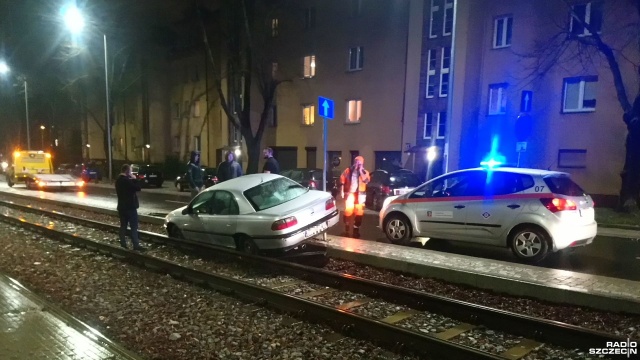 Samochód osobowy na torowisku na ulicy Mickiewicza w Szczecinie. Do kolizji doszło na odcinku miedzy Janickiego a Wernyhory.