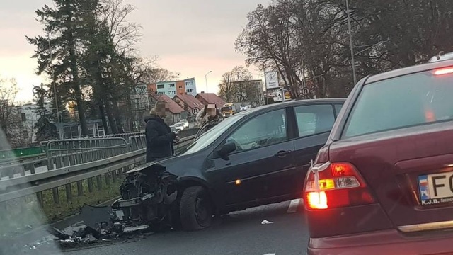 Uwaga kierowcy wjeżdżający do Szczecina od strony Stargardu, na wiadukcie nad Płonią doszło do kolizji, rozbity samochód utrudnia przejazd.