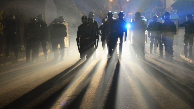 W Paryżu doszło do pierwszych starć między policją a protestującymi z ruchu tzw. żółtych kamizelek. Sobotni protest zaplanowany jest także w Belgii, ale na mniejszą skalę.