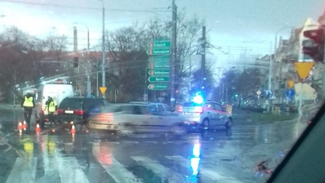 Dwa samochody osobowe zderzyły się na Placu Kościuszki w Szczecinie. Nikomu nic się nie stało.