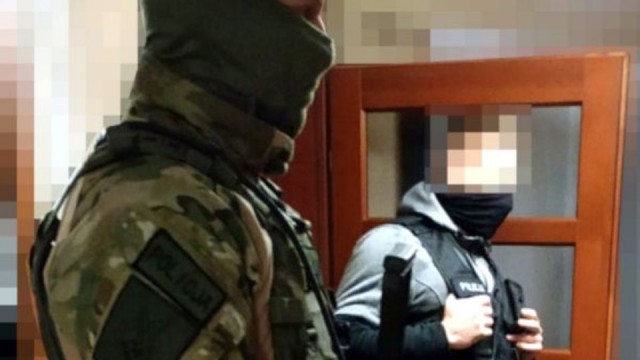 13 osób z gangu handlującego używkami trafiło w ręce policji. W zatrzymaniach wzięło udział blisko 200 funkcjonariuszy CBŚP, Straży Granicznej, służb skarbowych i policyjnych antyterrorystów. Przejęto papierosy bez akcyzy, krajankę tytoniową, anaboliki, a także samochód skradziony w Niemczech.