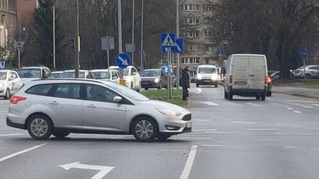 Kolizja trzech samochodów osobowych przed skrzyżowaniem ulic Golisza i Komuny Paryskiej w Szczecinie. Nikomu nic się nie stało.