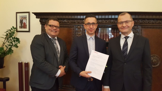 Światowej klasy naukowiec będzie współpracował z Pomorskim Uniwersytetem Medycznym w Szczecinie. Dr Tomasz Wojdacz z Uniwersytetu Aarhus w Danii dołączy do badaczy PUM - podpisano już umowę w tej sprawie.