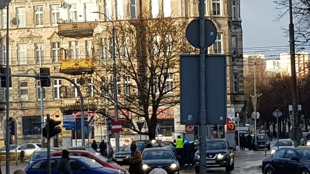 Na Krzywoustego, przed wjazdem na plac Kościuszki w Szczecinie zderzyły się dwa samochody osobowe. To tylko stłuczka, ale w stronę Placu Zwycięstwa są kłopoty z przejazdem.