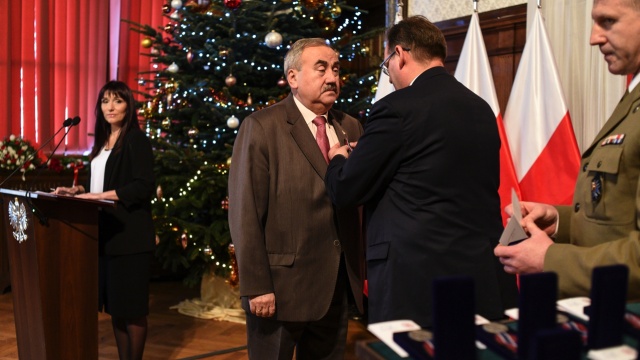 To były czasy bardzo nieciekawe - tak o okresie Polski Ludowej mówił Stanisław Suszek, jeden z organizatorów strajku w Fabryce Mechanizmów Samochodowych Polmo. W środę otrzymał medal Pro Patria - Dla ojczyzny. Odznaczenia wręczono działaczom opozycji demokratycznej z naszego regionu. Medal przyznawany jest przez Urząd do Spraw Kombatantów i Osób Represjonowanych.