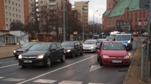Kolizja dwóch samochodów osobowych na dole ulicy Wyszyńskiego w Szczecinie sparaliżowała przejazd w stronę prawobrzeża miasta.