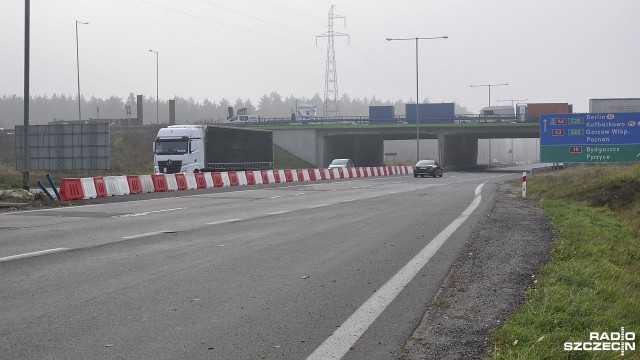 Spółka Energopol Szczecin rozpoczęła już pierwsze prace związane z wyburzeniem części jednego z wiaduktów Węzła Kijewo. Kierowcy podróżujący od Rzęśnicy w stronę Kołbaskowa muszą przed węzłem zjechać na przeciwległą jezdnię.