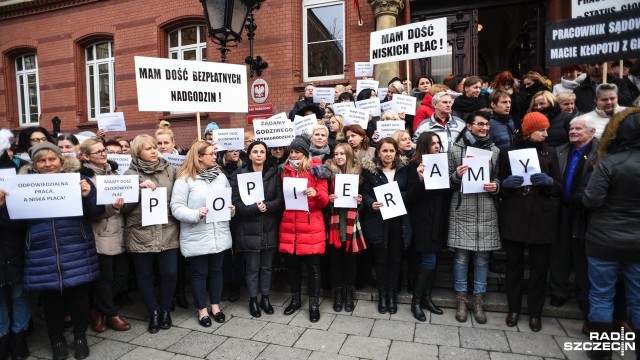 Pracownik sądowy, to status głodowy, Odpowiedzialna praca, a niska płaca, czy też Stawka mniejsza niż życie - z takimi hasłami protestowali w czwartek w Szczecinie pracownicy sądowi.