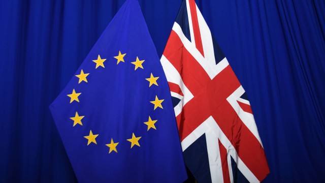 Przyszłość umowy brexitowej jest niepewna, ryzyko jej odrzucenia w Wielkiej Brytanii wciąż jest duże - mówili w piątek przywódcy 27 krajów, przed rozpoczęciem drugiego dnia unijnego szczytu w Brukseli.