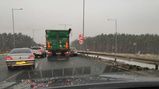 Potężne korki były przed węzłem Kijewo w Szczecinie. Kierowcy jadący od Stargardu stali już przed Płonią, a na autostradzie A6 w kierunku Kołbaskowa od Węzła Dąbie.