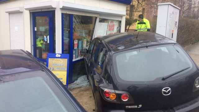 Wypadek na ulicy Mickiewicza w Szczecinie. Przy skrzyżowaniu z Brzozowskiego samochód osobowy potrącił pieszą idącą chodnikiem.