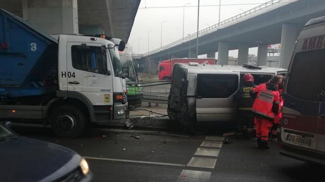 W kierunku Prawobrzeża pod estakadami Trasy Zamkowej zderzyły się ciężarówka, policyjny bus i samochód osobowy.