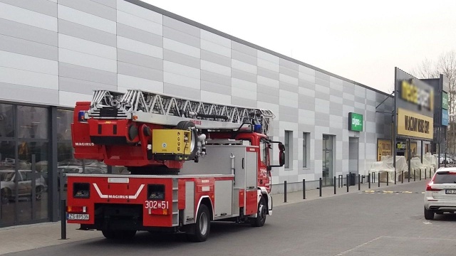 Szczecińscy strażacy przyjeżdżają na zajęcia z wychowania fizycznego... strażackim wozem. Auto wyposażone w 40-metrową drabinę już kilkukrotnie zaparkowane było przy wejściu do jednej z siłowni na prawobrzeżu Szczecina.