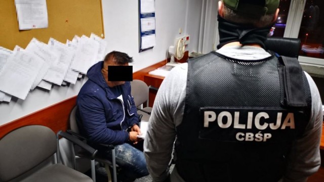 Funkcjonariusze CBŚP i rzeszowscy policjanci zlikwidowali cztery agencje towarzyskie w Krakowie. Zatrzymano 16 osób, z których cztery mają odpowiadać za czerpanie korzyści z cudzego nierządu.