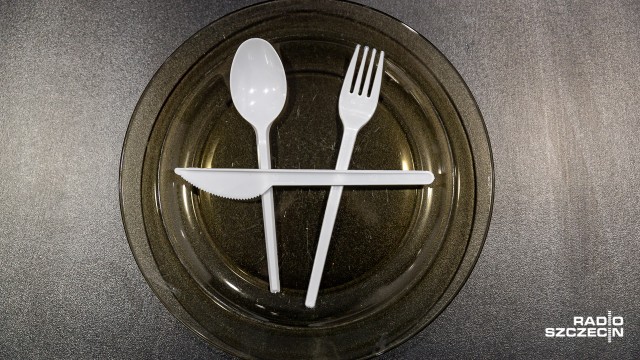 Jest wstępna zgoda w Unii Europejskiej na przepisy dotyczące wycofania z rynku jednorazowych, plastikowych produktów. Porozumienie w tej sprawie osiągnęli negocjatorzy z Parlamentu Europejskiego i krajów członkowskich.