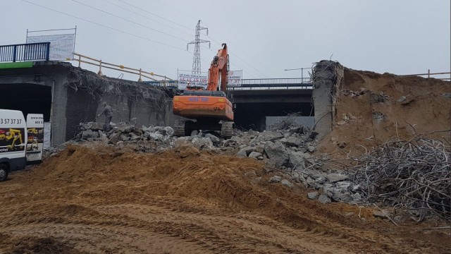 Pierwsze przęsło jednego z dwóch wiaduktów Węzła Kijewo już jest wyburzone. Robotnicy na autostradzie usypali kilkumetrowy wał z piasku aby spadające połamane elementy betonowe nie uszkodziły jezdni.
