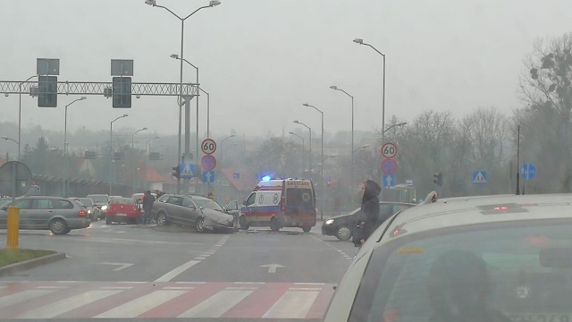 Po zderzeniach samochodów występują kłopoty z przejazdem ul. Królewskiego, przez skrzyżowania ul. Taczaka z Łukasińskiego oraz ul. Chopina z Wszystkich Świętych.
