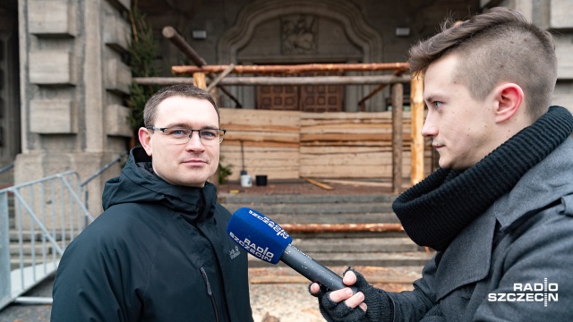 Piły poszły w ruch - przed Kościołem Najświętszego Serca Pana Jezusa w Szczecinie rozpoczęła się budowa szopki. Będą dzieci wcielające się w rolę świętych i żywe zwierzęta.