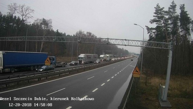 Potężny korek na podszczecińskiej autostradzie A6 w kierunku Rzęśnicy i Goleniowa.