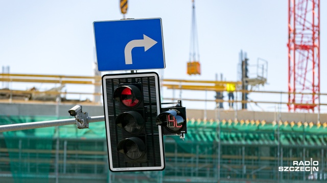 Dzięki nim kierowcy wiedzą dokładnie, kiedy na skrzyżowaniu włączy się światło czerwone lub ile czasu będą jeszcze czekać na zielone. Wyświetlacze można spotkać w Szczecinie już w ponad pięćdziesięciu miejscach. Teraz montowane są następne.
