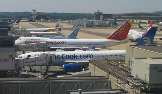 Policja brytyjska poinformowała o aresztowaniu dwóch osób, które są podejrzane o sterowanie dronami nad lotniskiem Gatwick. Doprowadziło to do dwudniowego paraliżu portu lotniczego.
