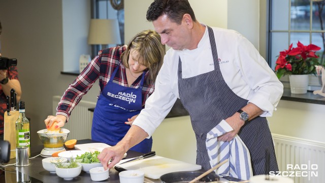 Tradycyjny karpik A może tym razem inaczej W sobotę razem z Leszkiem Wodnickim z Kulinarnego Atelier, uczestnikiem MasterChefa, pokażemy, jak przyrządzić smażonego sandacza na czarnej soczewicy z sosem migdałowym i jarmużem.