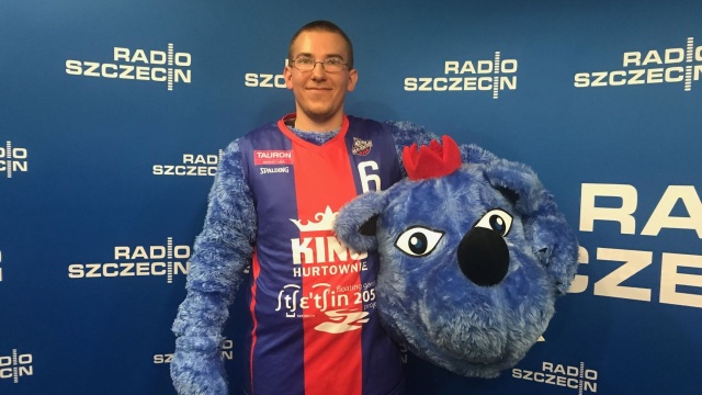 Pluszowa maskotka klubu King Szczecin - Kinguś nie będzie już zabawiać kibiców na każdym meczu w Szczecinie. Niebieski wilk będzie musiał podzielić się tą rolą ze znanym np. z meczów Pogoni Gryfusem.