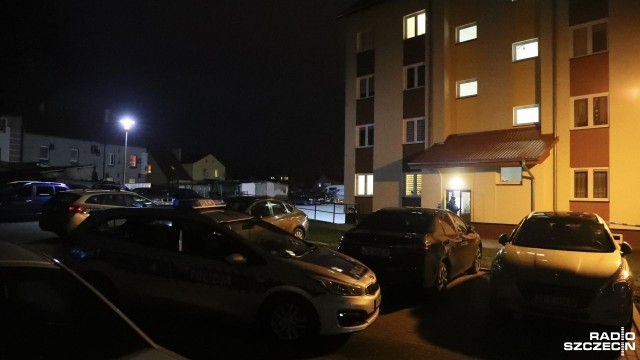 Cztery ciała znaleziono w jednym z mieszkań w Pyrzycach. Z nieoficjalnych informacji wynika, że sprawcą może być mężczyzna, który zamordował trzy osoby i popełnił samobójstwo. Osoby te miały być ze sobą spokrewnione.
