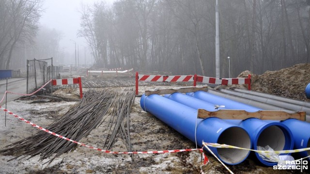 Spółka Eurovia, która przebudowuje skrzyżowanie al. Wojska Polskiego z ulicami Szafera i Arkońską postawi wiadukt nad ścieżką prowadzącą do kąpieliska.