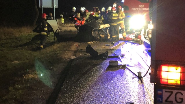 Dwie osoby zostały ranne w wypadku na drodze S3 koło Przybiernowa. Przed godziną 19 doszło do zderzenia czołowego dwóch aut osobowych.