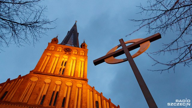 O północy w nocy z poniedziałku na wtorek Radio Szczecin przeprowadzi transmisję Pasterki z Bazyliki Archikatedralnej. Po mszy św. tradycyjnie już księża zapraszają na wspólne kolędowanie przy szopce.
