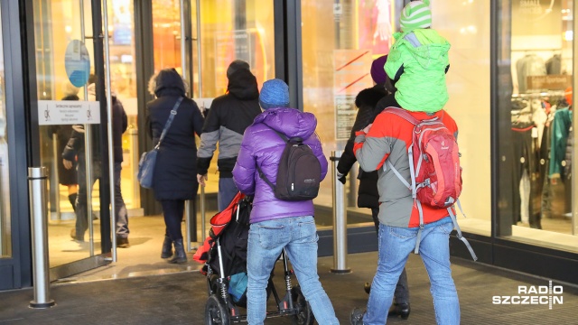 Tłumy śpieszących się ludzi, robiących ostatnie świąteczne zakupy. Tak w poniedziałek rano wyglądały galerie handlowe w Szczecinie.