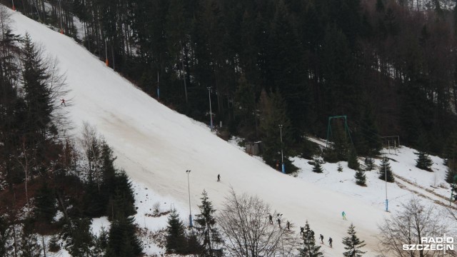 Ratownicy GOPR ściągnęli około 30 osób z zepsutej kolejki linowej w Szczyrku. Uwięzione osoby podróżowały kolejką z Nowej Hali Skrzyczeńskiej na Zbójnicką Kopę.
