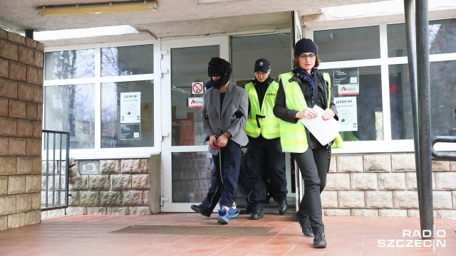 Zarzuty zabójstwa i usiłowania zabójstwa usłyszał 26-latek, który w niedzielę w Multikinie w C.H. Galaxy w Szczecinie zaatakował nożem dwóch mężczyzn. Grozi mu dożywocie.