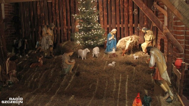 Tradycja szopki sięga czasów św. Franciszka z Asyżu. Wcześniej w trakcie mszy św. w rzymskiej Bazylice urządzono Grotę Narodzenia. Dziś odwiedzanie szopek w kościołach wpisało się w tradycję świąt Bożego Narodzenia.