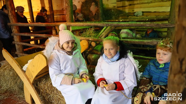 Kolędują i cieszą się z narodzenia Jezusa Chrystusa również w centrum Szczecina. Przed sanktuarium Najświętszego Serca Pana Jezusa trwa żywa szopka i występy zespołów muzycznych.