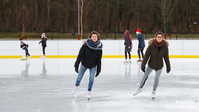 Pierwszy dzień świąt Bożego Narodzenia szczecinianie spędzają coraz aktywniej. W tym roku wiele rodzin odwiedziło miejskie lodowiska - przed Netto Areną oraz na Arkonce.