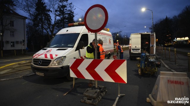 Zmiany związane z budową Węzła Łękno juz obowiązują. Jezdnia alei Wojska Polskiego w stronę Głębokiego od skrzyżowania z Zaleskiego jest zamknięta. Cały ruch w obu kierunkach odbywa się jezdnią prowadzącą w stronę centrum miasta.
