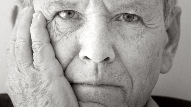 Nie żyje izraelski pisarz Amos Oz - poinformowała na Twitterze jego córka, Fania Oz-Salzberger. Miał 79 lat, chorował na raka.