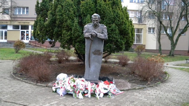 Popiersie marszałka Józefa Piłsudskiego odsłoniły władze Kamienia Pomorskiego. Pomnik marszałka został wyrzeźbiony przez kamieńskiego artystę Stanisława Motykę z okazji 100. rocznicy odzyskania przez Polskę niepodległości.