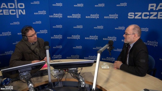 Prof. Maciej Drzonek komentuje najważniejsze wydarzenia na scenie politycznej w Polsce. Wśród nich gość Rozmowy pod krawatem wymienia wybory samorządowe, które przyniosły przetasowania i zmiany. Ich konsekwencje - jego zdaniem - dostrzeżemy dopiero w nadchodzącym roku. Prof. Drzonek roku 2018 nie nazywa jednak przełomowym.