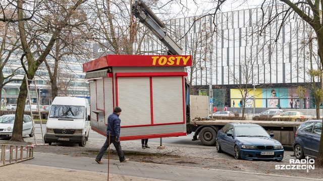 Dostaliśmy od miasta kopa - mówią handlowcy. W poniedziałek rozpoczęła się likwidacja wszystkich budek naprzeciwko Galaxy przy alei Wyzwolenia w Szczecinie. Handlowcy muszą zabrać je na własny koszt.