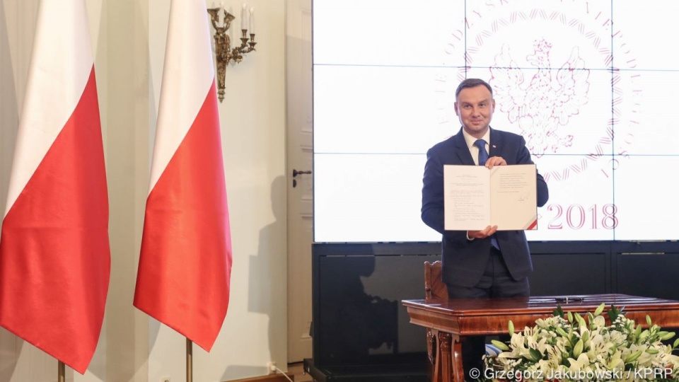 Powołanie Komitetu, w którego skład wchodzą m.in. prezydent, marszałkowie Sejmu i Senatu oraz premier, zakłada ustawa o obchodach 100-lecia niepodległości Polski, które przypada w 2018 roku. źródło: Kancelaria Prezydenta RP