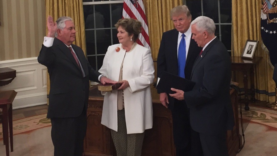 Rex Tillerson składający przysięgę na sekretarza Stanu USA (1 lutego 2017). Źródło fot.: Office of the President of the United States, www.pl.wikipedia.org/MB298