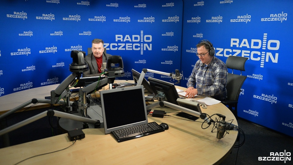 Dariusz Wieczorek w "Rozmowach pod krawatem". Fot. Łukasz Szełemej [Radio Szczecin]