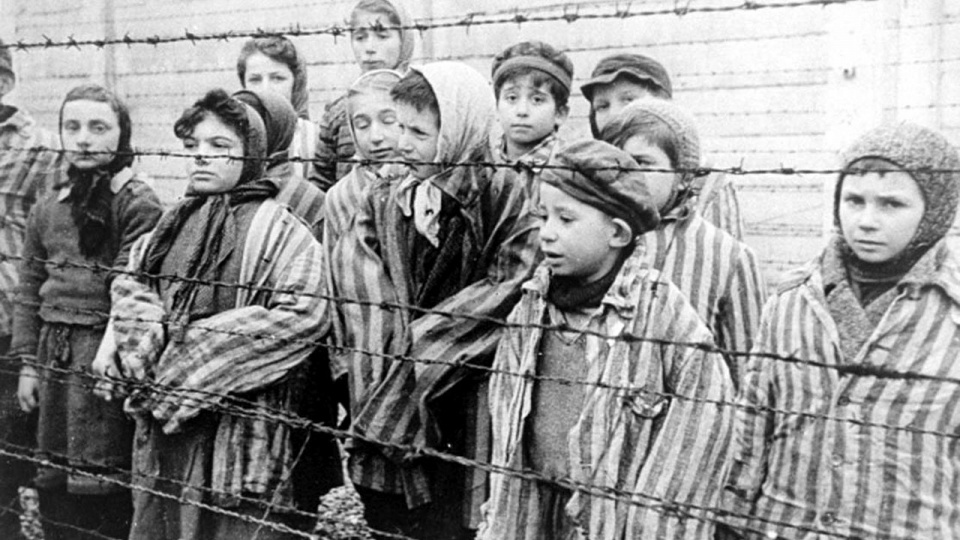 Dzieci za drutami obozu. Kadr z filmu sowieckiego dokumentującego wyzwolenie Auschwitz. źródło: pl.wikipedia.org/wiki/Auschwitz-Birkenau