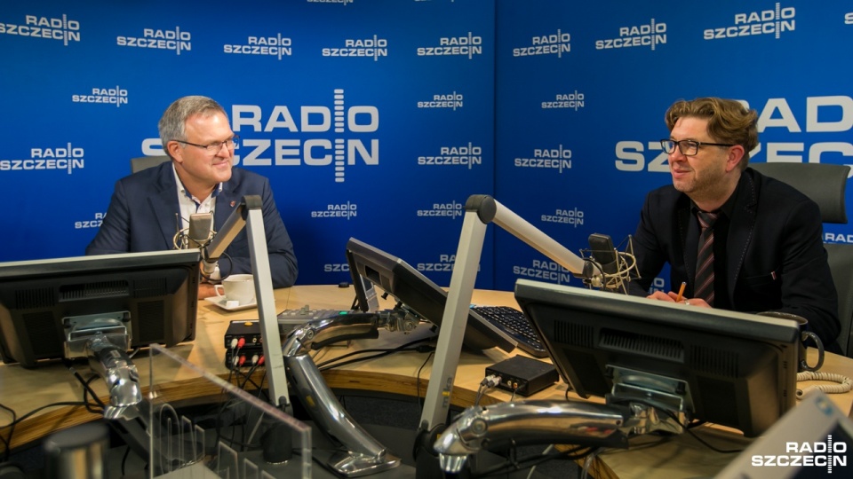 Krzysztof Soska w "Rozmowach pod krawatem". Fot. Weronika Łyczywek [Radio Szczecin]